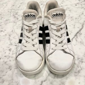 Kids 2.5 size Addias superstar sneakers used